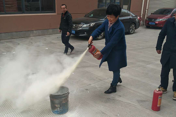 敲響火災(zāi)警鐘，鞏固防火意識(shí)——洛茲服飾舉行消防知識(shí)培訓(xùn)與火災(zāi)演習(xí)